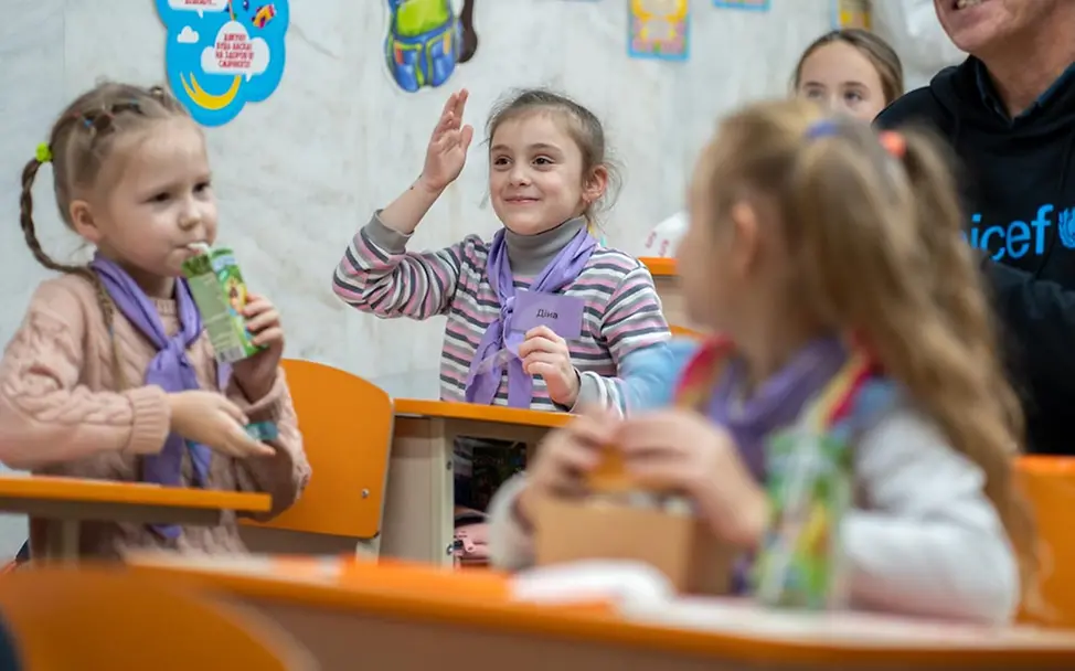 Unterirdische Schule in einer Metrostation in Charkiw. | © UNICEF/Filippov In fünf U-Bahnstationen in Charkiw sind Klassenräume installiert.