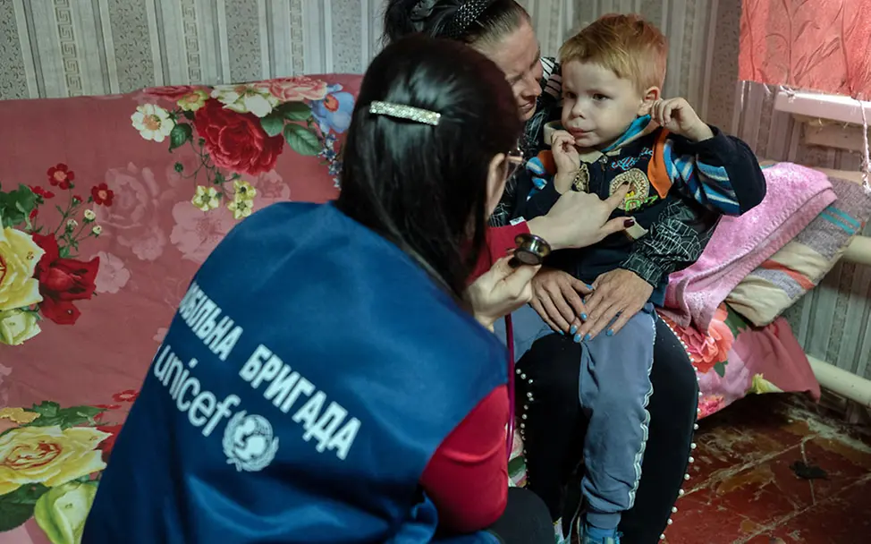 UNICEF-Gesundheitsteams besuchen Familien in der Ukraine | © UNICEF Ukraine Nothilfe: UNICEF-Teams gehen direkt in die Familien und leisten medizinische Hilfe.