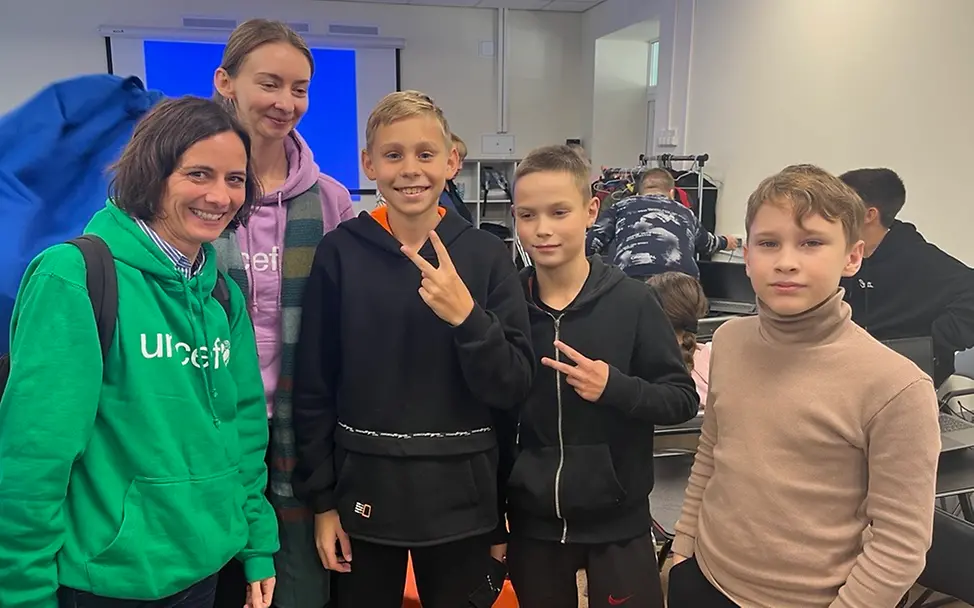 © UNICEF/privat Ukraine: Christine Kahmann besucht ein Lernzentrum im Osten der Ukraine. Auf dem Foto ist sie mit Olha und drei Jungs zu sehen.