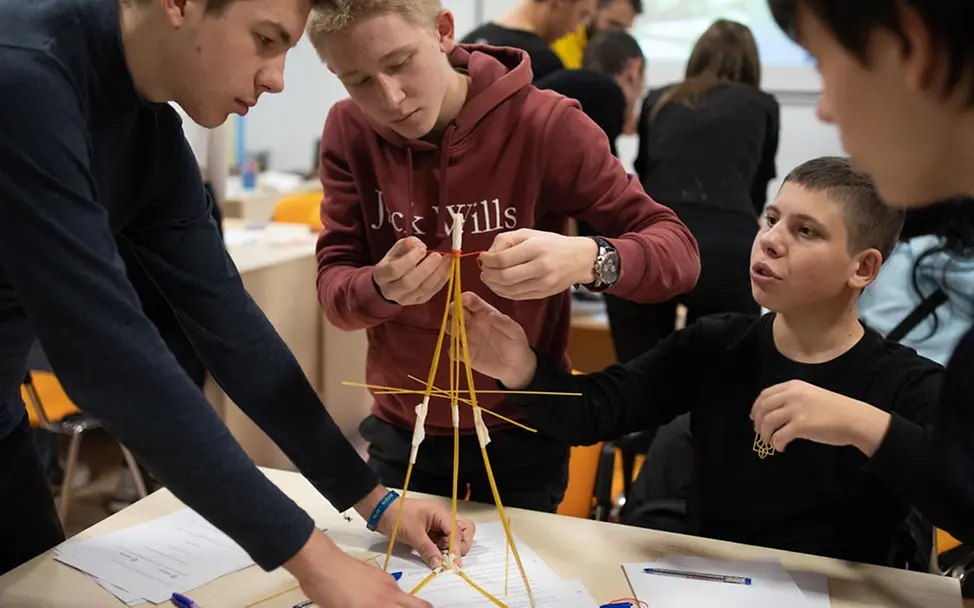 Dnipro: Jugendliche erlernen gemeinsam wichtige Kompetenzen wie Teambuilding oder kritisches Denken. | © UNICEF/FilippovProgramm Ukraine: Junge Erwachsene beschäftigen sich kreativ mit Innovationen.