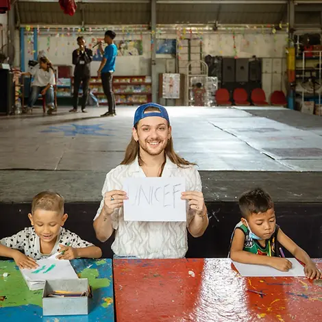Riccardo Simonetti lernt die Mal-Ecke im von UNICEF finanzierten Bildungszentrum kennen | © UNICEF/UNI466041/Raab Riccardo Simonetti lernt die Mal-Ecke im von UNICEF finanzierten Bildungszentrum kennen