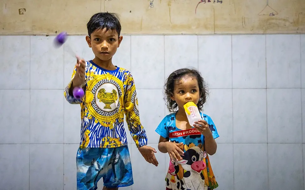 Adana und seine kleine Schwester | © UNICEF/UNI442084/Raab Adana (links) und seine kleine Schwester im Einzimmerapartment der fünfköpfigen Familie
