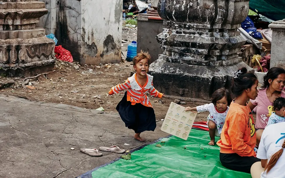 Kinder spielen in Phnom Penh | © UNICEF/ 213A7837/Greith Kinder spielen und lernen dank der mobilen Teams an Orten, die eigentlich alles andere als kinderfreundlich sind