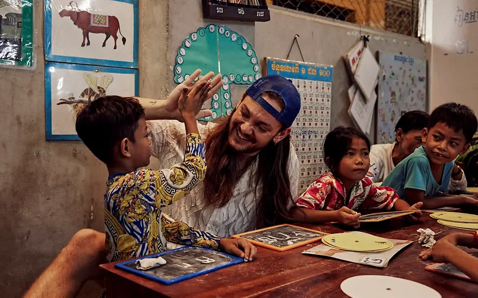 Adana zeigt Riccardo seinen aktuellen Lehrplan | © UNICEF/UNI441959/Greith Adana zeigt Riccardo seinen aktuellen Lehrplan © UNICEF/UNI441959/Greith