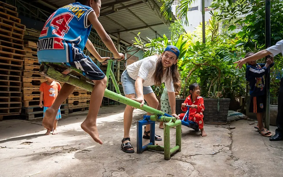 Riccardo spielt mit Kindern auf dem Spielplatz – ein Ort, um einfach Kind zu sein | © UNICEF/UNI442065/Raab Riccardo spielt mit Kindern auf dem Spielplatz – ein Ort, um einfach Kind zu sein