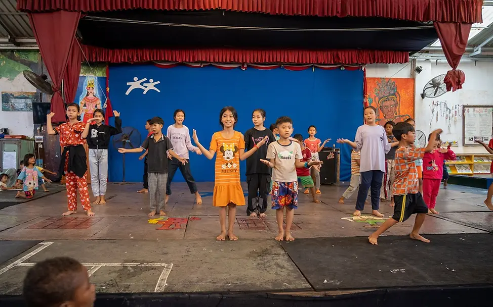 Auf der Bühne bekommen wir einen Tanz aufgeführt. Die Kids sind mächtig stolz | © UNICEF/UNI466049/Raab Auf der Bühne bekommen wir einen Tanz aufgeführt. Die Kids sind mächtig stolz