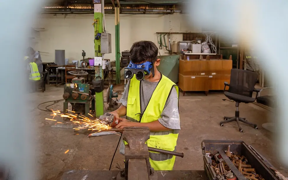 Dieser Junge besucht eine berufsbildende Maßnahme im Lernzentrum – heute wird geflext | © UNICEF/UNI466060/Raab Dieser Junge besucht eine berufsbildende Maßnahme im Lernzentrum – heute wird geflext