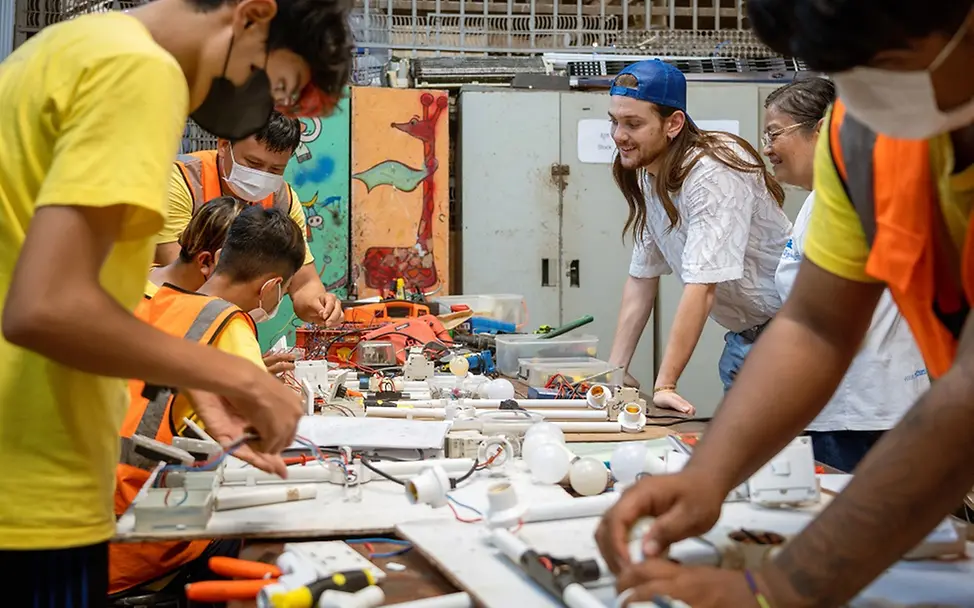 In der Elektrowerkstatt wird gerade Löten und Verkabeln geübt | © UNICEF/UNI442069/Raab In der Elektrowerkstatt wird gerade Löten und Verkabeln geübt