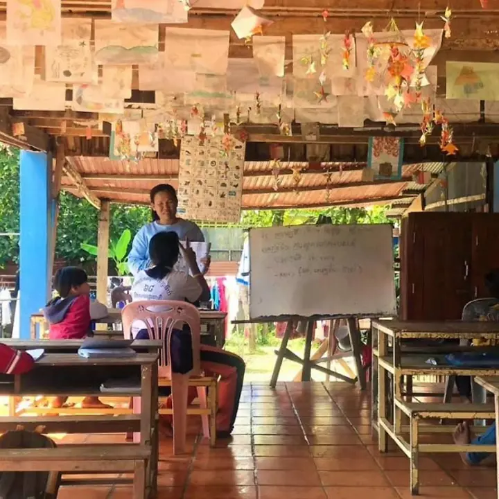 Bildung für gefährdete Kinder: Eine Lehrerin unterrichtet Kinder in Kambodscha | © UNICEF/Saunders Kinderschutz Kambodscha: Eine Lehrerin beim Unterricht.