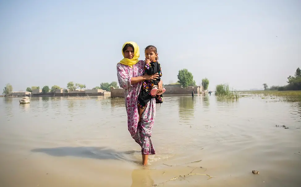 Klimawandel bedroht besonders Schwangere und Kinder | UNICEF/Bashir Millionen Kinder waren von den verheerenden Überschwemmungen im vergangenen Jahr in Pakistan betroffen.