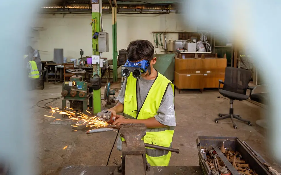 Kambodscha: Ein Junge in einer Werkstätte beim Schweißen | © UNICEF/Raab Ein Junge in einer von UNICEF unterstützten Werkstatt in Phnom Penh beim Schweißen.