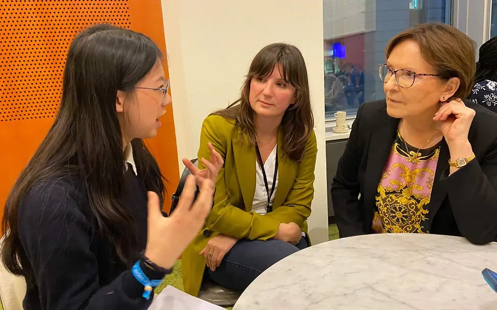 UNICEF-JuniorBeirat Karlina im EU-Parlament | © UNICEF/Perdereau UNICEF-JuniorBeirat Karlina im Gespräch mit der EU-Vizepräsidentin