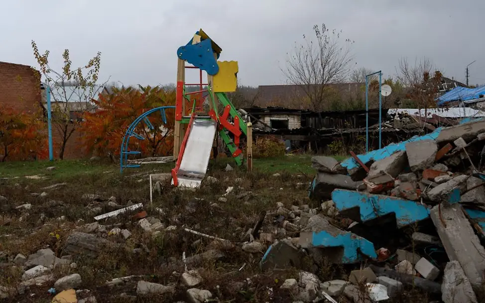 Ein ukrainischer Spielplatz, beschädigt durch den Beschuss I © UNICEF/UNI491246/Filippov Ein ukrainischer Spielplatz, beschädigt durch den Beschuss