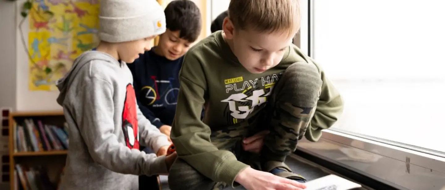 Lesen für UNICEF: 50% für Ihre Schule, 50% für UNICEF | © UNICEF/Etges Lesen für UNICEF: Ein Junge liest ein Buch in der Schule.