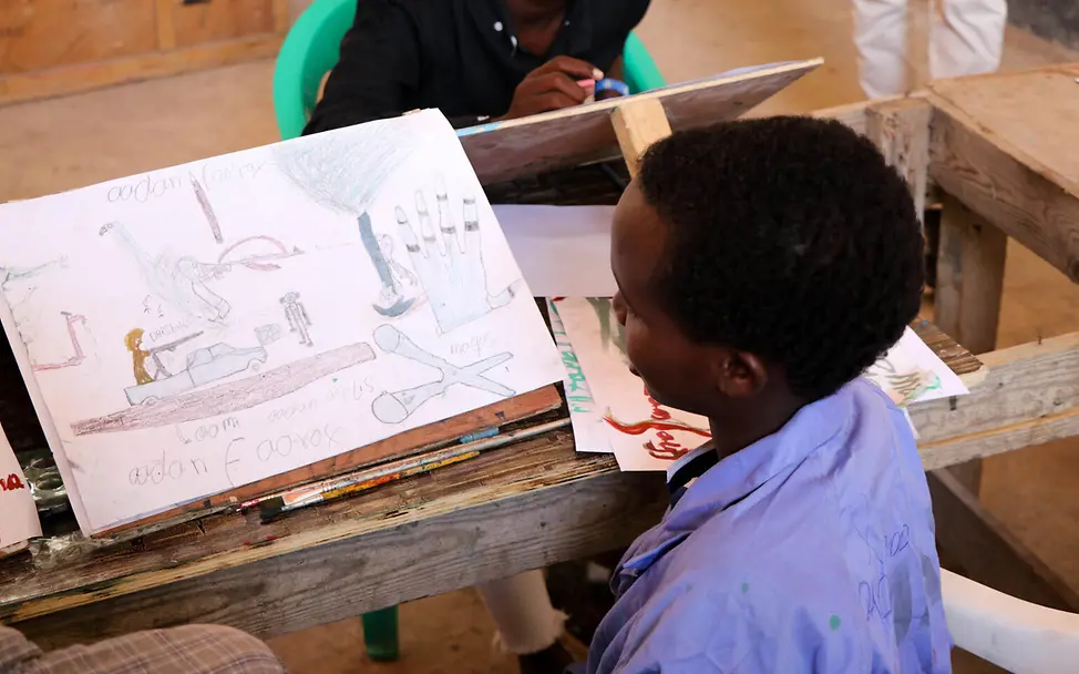 Junge in Somalia mit Zeichnung seiner Kriegserlebnisse | © UNICEF/ Taxta Kindersoldaten: Traumatische Kriegserlebnisse