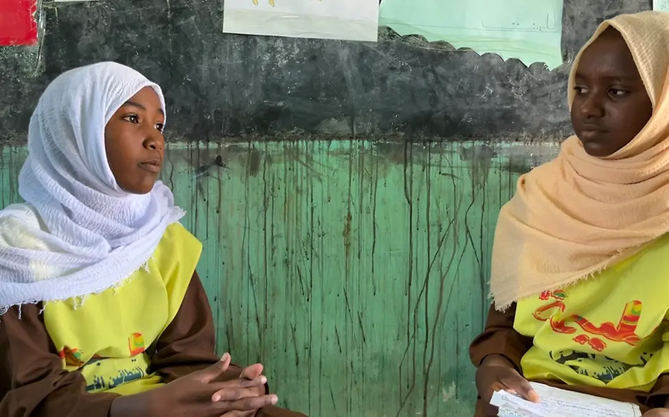 Sudan: Zwei Mädchen informieren sich über über weibliche Genitalverstümmelung