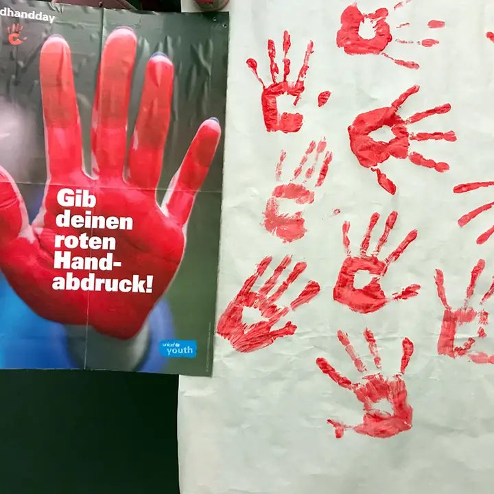 Rote Handabdrücke symbolisieren den Einsatz gegen Kindersoldaten am Red Hand Day 2024 Rote Handabdrücke symbolisieren den Einsatz gegen Kindersoldaten am Red Hand Day 2024