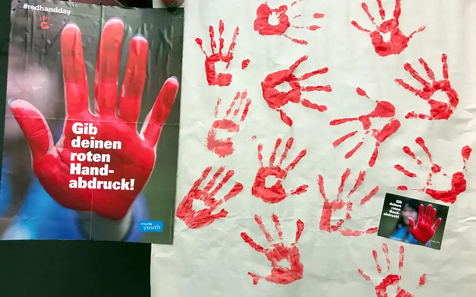 Rote Handabdrücke symbolisieren den Einsatz gegen Kindersoldaten am Red Hand Day 2024 Rote Handabdrücke symbolisieren den Einsatz gegen Kindersoldaten am Red Hand Day 2024