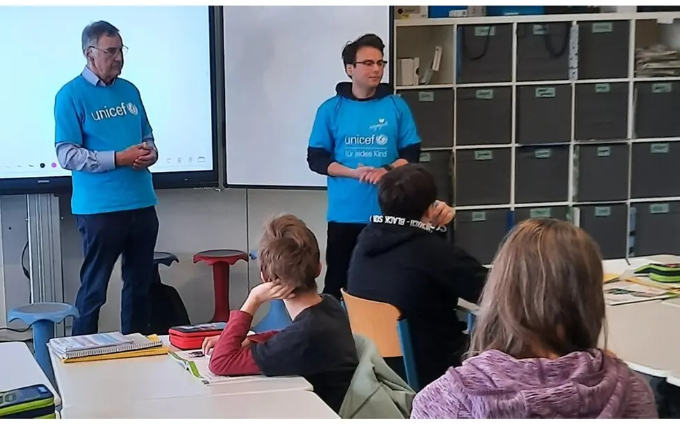 Mitglieder von UNICEF Göttingen erklären die Red-Hand-Day-Aktion