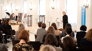 Zeilen aus dem Gedicht „Frieden“ von Emmanuel (17, Südsudan) aus dem Projekt #PoemsforPeace |© Bundesregierung/Steffen Kugler Zeilen aus dem Gedicht „Frieden“ von Emmanuel (17, Südsudan) aus dem Projekt #PoemsforPeace