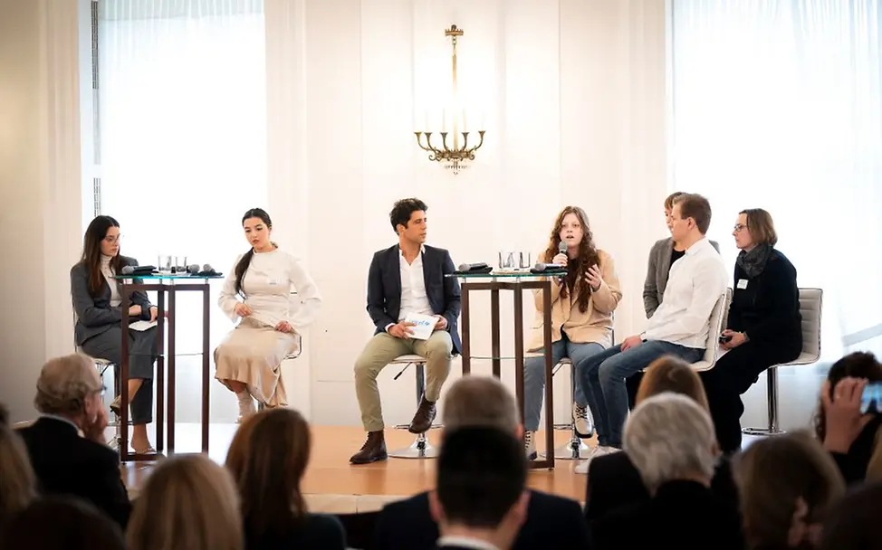 Engagiert für geflüchtete Kinder und Jugendliche: Sham Ghazi, Sarah Saduzei, Mariia Azarkina und Oleksandr Zdorenko |© Bundesregierung/Steffen Kugler Engagiert für geflüchtete Kinder und Jugendliche: Sham Ghazi, Sarah Saduzei, Mariia Azarkina und Oleksandr Zdorenko