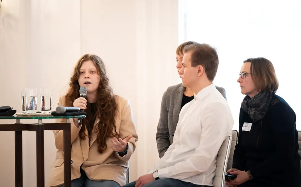 Mariia Azarkina bei einer Rede |© Bundesregierung/Steffen Kugler Mariia Azarkina bei einer Rede