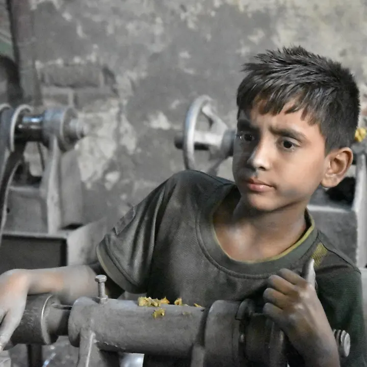 Kinderarbeit in einer Aluminiumfabrik in Kamrangirchar / © UNICEF/UNI277272/Berger Kinderarbeit in einer Aluminiumfabrik in Kamrangirchar