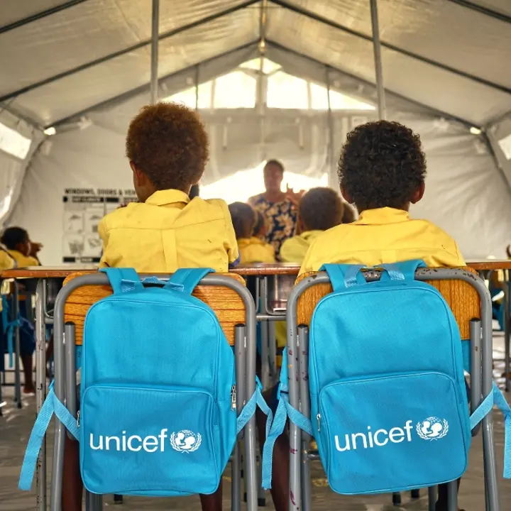 Schüler der Klasse 3 mit UNICEF-Rucksäcken in ihrem provisorischen Klassenzimmer im UNICEF-Zelt. | © UNICEF/UN0820663/Shing Schüler der Klasse 3 mit UNICEF-Rucksäcken in ihrem provisorischen Klassenzimmer im UNICEF-Zelt.