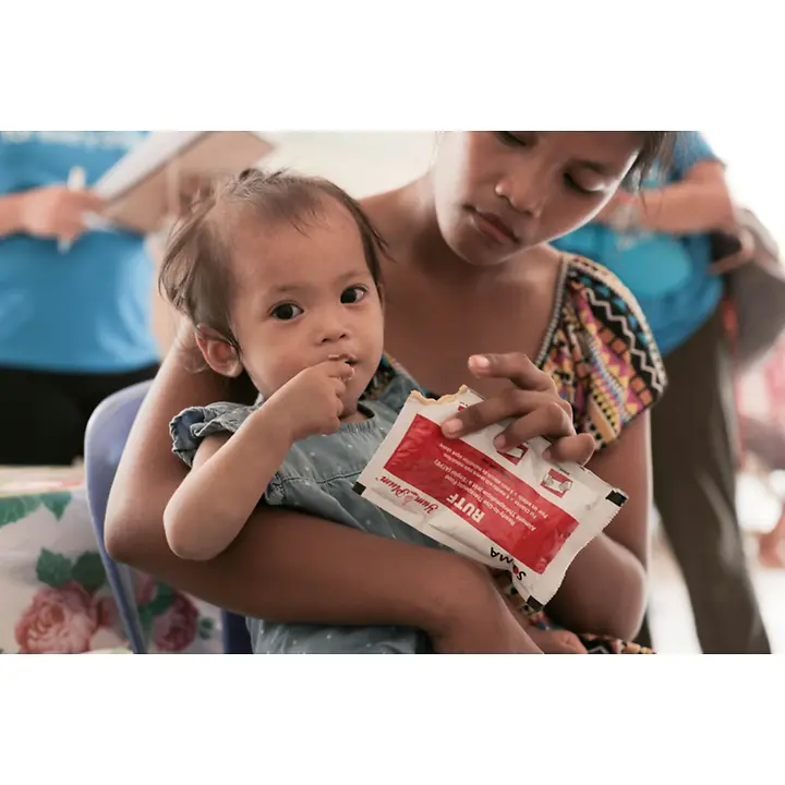 Mit Partnern unterstützte UNICEF die Bereitstellung von Ernährungsdiensten in betroffenen Gebieten in Surigao City.