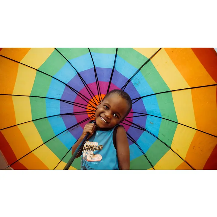 Videos über UNICEF | © UNICEF/UN0765149/Pedro Ein Junge aus dem Monapo Distrikt mit einem bunten Schirm.