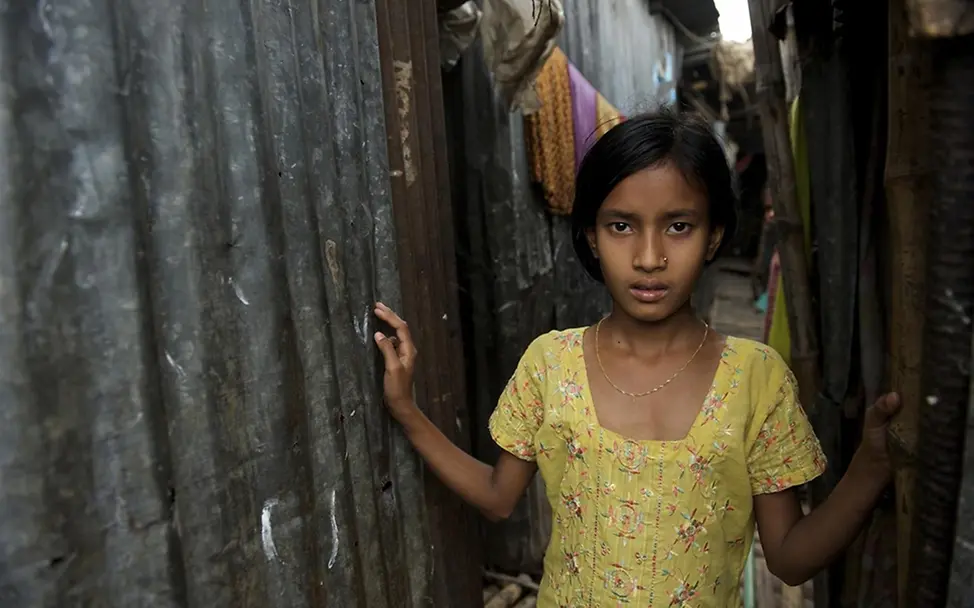 Ein Mädchen auf den Straßen eines Slums in Dhaka, Bangladesh. © UNICEF/Noorani Ein Mädchen auf den Straßen eines Slums in Dhaka, Bangladesh. © UNICEF/Noorani
