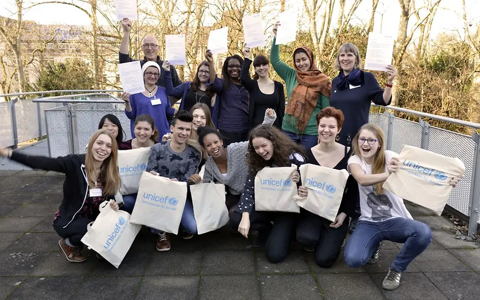 Die ersten UNICEF-JuniorTeamer und ihre erwachsenen Assistenten. © UNICEF Deutschland/Vielz Die ersten UNICEF-JuniorTeamer und ihre erwachsenen Assistenten. © UNICEF Deutschland/Vielz