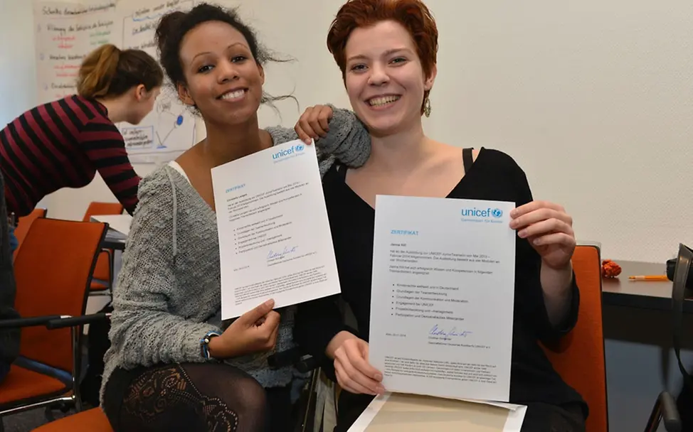 UNICEF-JuniorTeamerinnen Christella und Janna mit Abschlusszertifikat. © UNICEF Deutschland/Vielz UNICEF-JuniorTeamerinnen Christella und Janna mit Abschlusszertifikat. © UNICEF Deutschland/Vielz