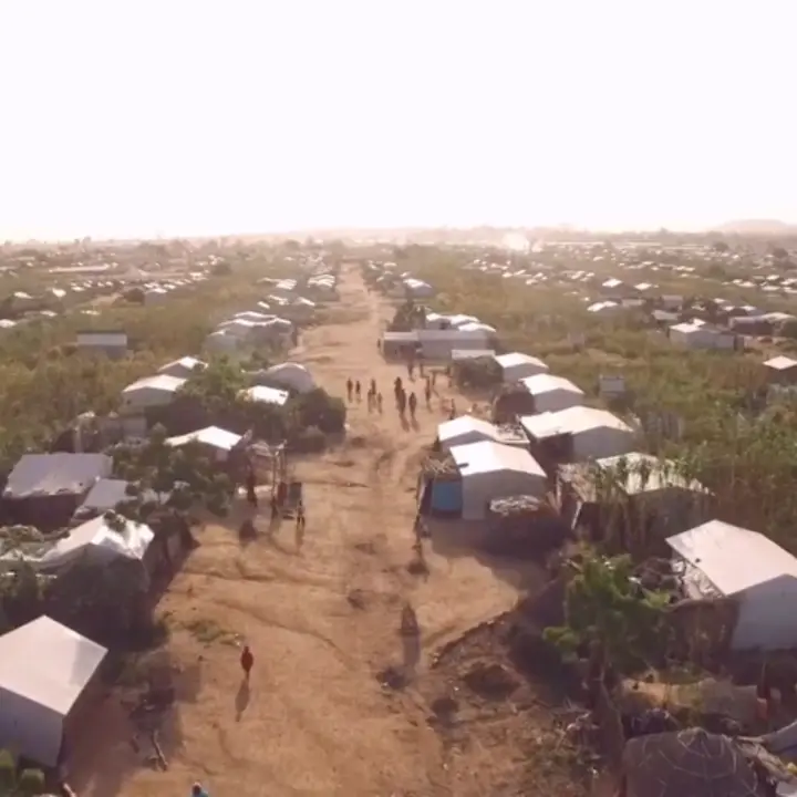 108 Millionen Menschen auf der Flucht, viele davon sind Kinder und Jugendliche Ein Flüchtlingslager