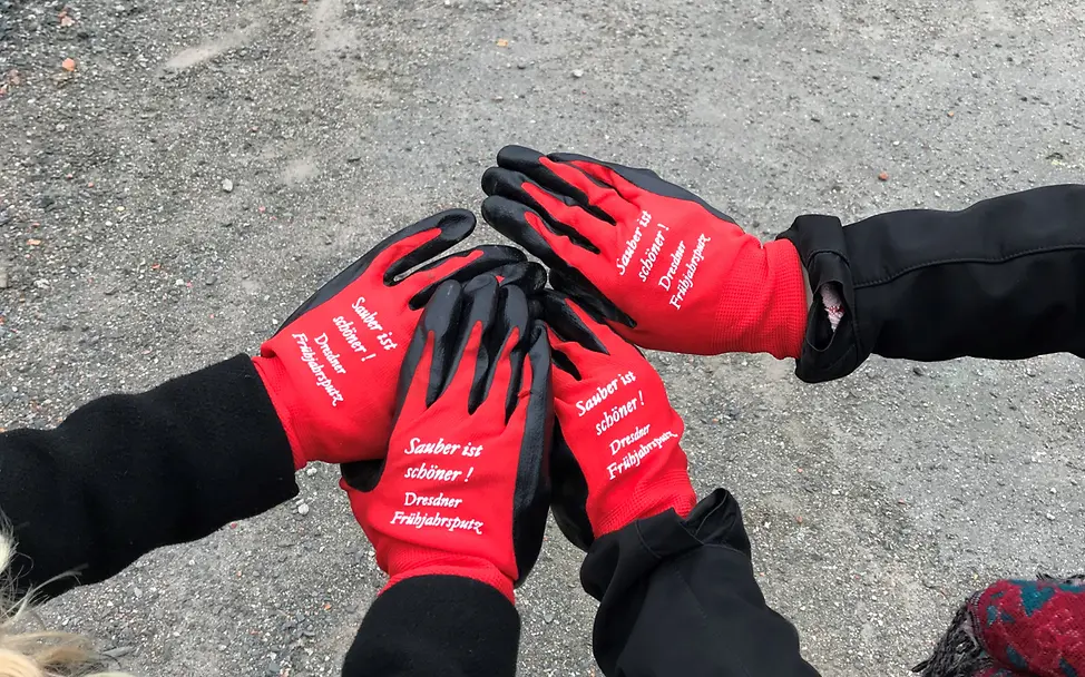 "Sauber ist schöner!" - Diesem Motto schließen sich die Freiwilligen von UNICEF Dresden gerne an. "Sauber ist schöner!" - Diesem Motto schließen sich die Freiwilligen von UNICEF Dresden gerne an.