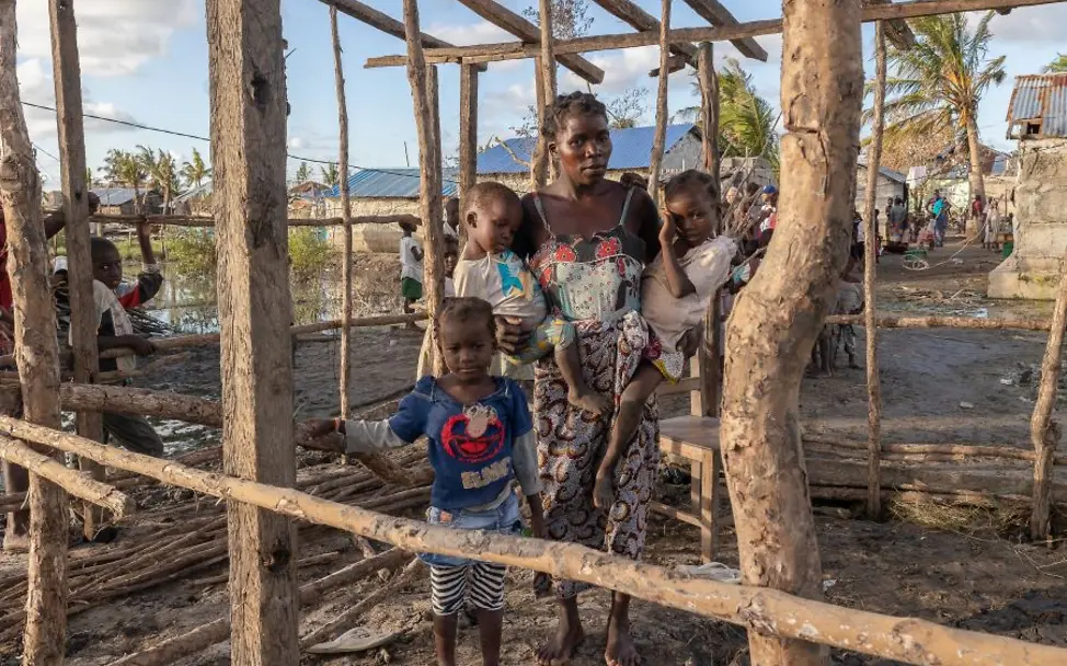 Mosambik: Zyklon hat Celias Familie schwer getroffen | © UNICEF/Zuniga Familie steht vor ihrem zerstörten Haus.
