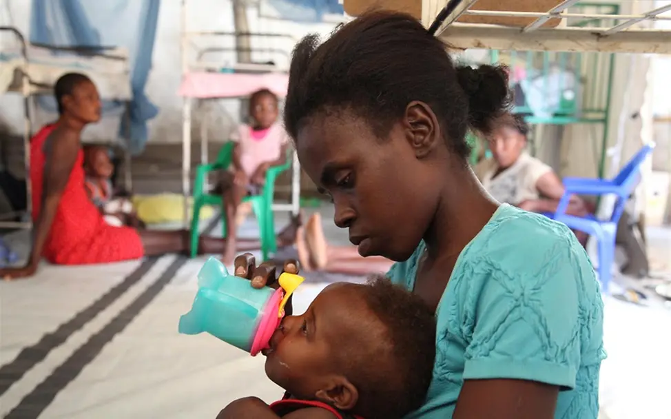 Die Mutter gibt ihrem Kind Spezialmilch für mangelernährte Kinder. © UNICEF/LeMoyne Die Mutter gibt ihrem Kind Spezialmilch für mangelernährte Kinder. © UNICEF/LeMoyne