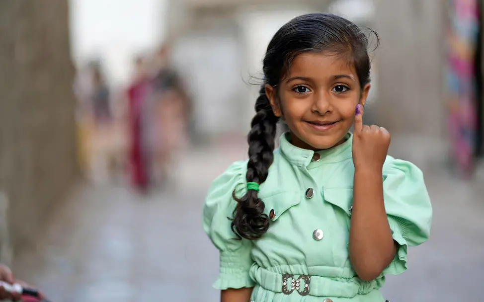Ein Mädchen im Jemen zeigt nach einer Impfung stolz ihren markierten Finger | © UNICEF/ALfilastini Ausrottung von Krankheiten: Nach den Pocken könnte vielleicht auch Polio bald zu den ausgestorbenen Kinderkrankheiten gehören.
