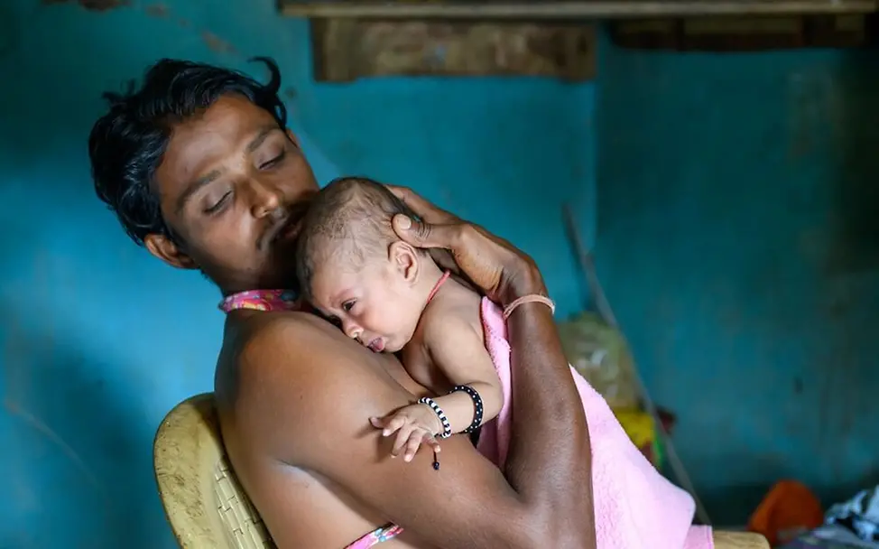 Indien: Ein Vater mit seinem neugeborenen Baby | © UNICEF/Panjwani Indien: Ein Vater mit seinem neugeborenen Baby