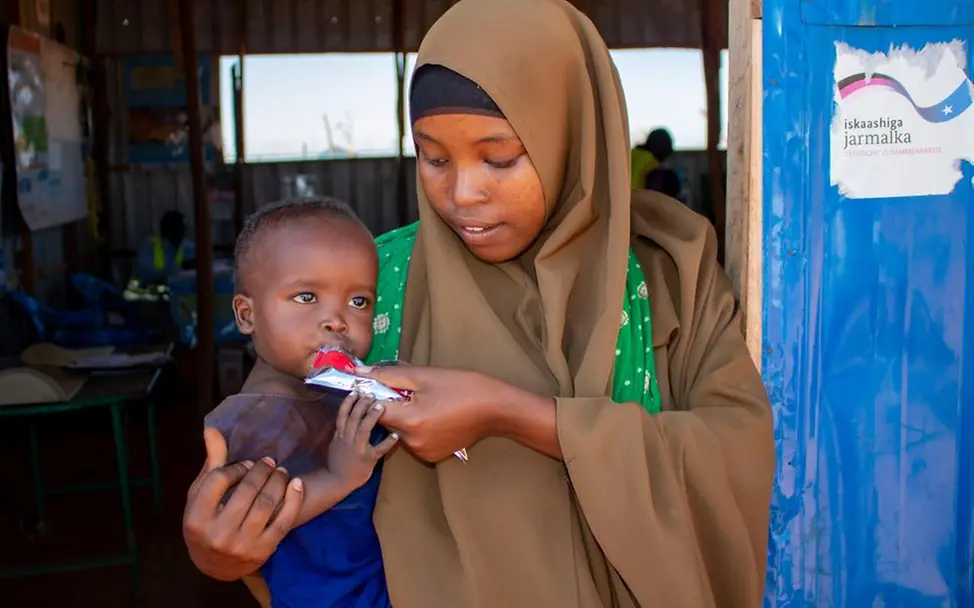 Fahia wurde mit Erdnusspaste gegen Mangelernährung behandelt. | © UNICEF/UNI534995/Hill Dürre hat zur Folge, dass Ernten ausfallen und Kinder nicht genug Nahrung bekommen.