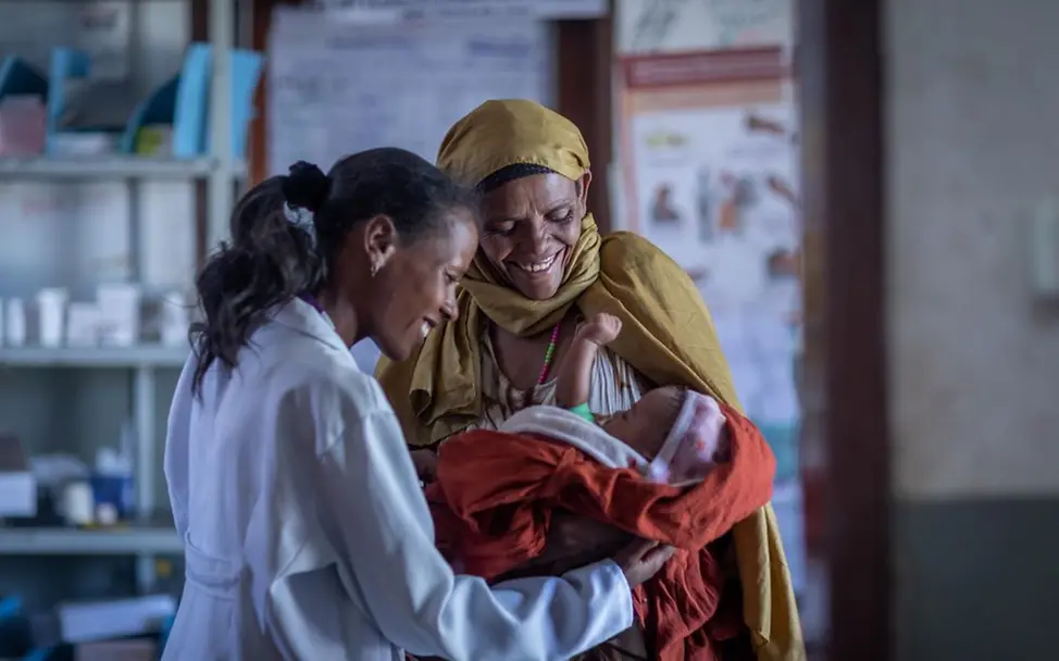 Mangelernährung wird für schwangere Mütter und Ungeborene zur Gefahr. | © UNICEF/UN0792391/Ayene Aufgrund der Dürre fallen Ernten aus. Mütter können sich und ihre Neugeborenen nicht versorgen.