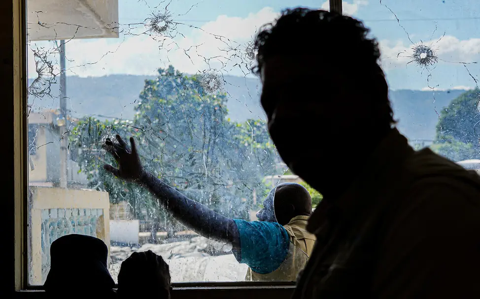 Gewalt wird zur traurigen Realität in Haiti. | © UNICEF/Joseph Kriminalität in Haiti: Eine Fensterscheibe mit Einschusslöchern.