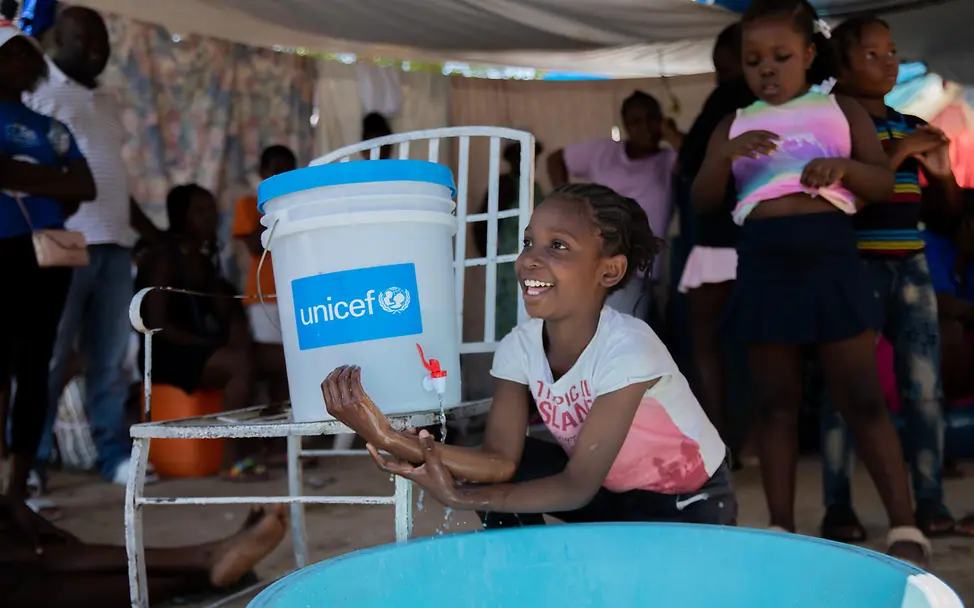 Schon vermeidlich kleine Maßnahmen wie Händewaschen schützen vor der Ausbreitung gefährlicher Krankheiten. | | © UNICEF/Erol Kriminalität in Haiti: Cholera ist auf dem Vormarsch.