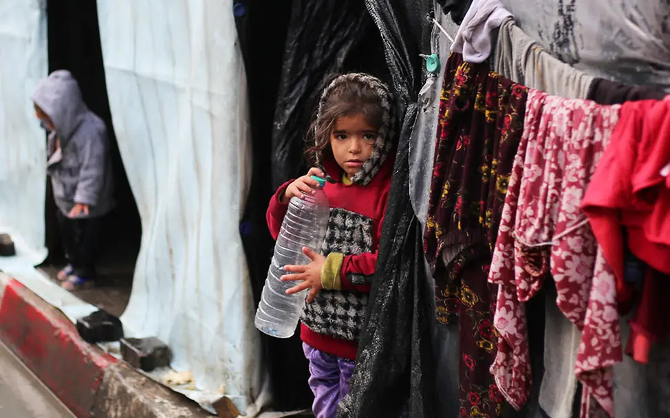Gaza spenden: Die Kinder im Gazastreifen brauchen weiterhin dringend Hilfe | © UNICEF/El Baba Ein Mädchen in Rafah im Süden des Gazastreifens vor einer provisorischen Zeltunterkunft.