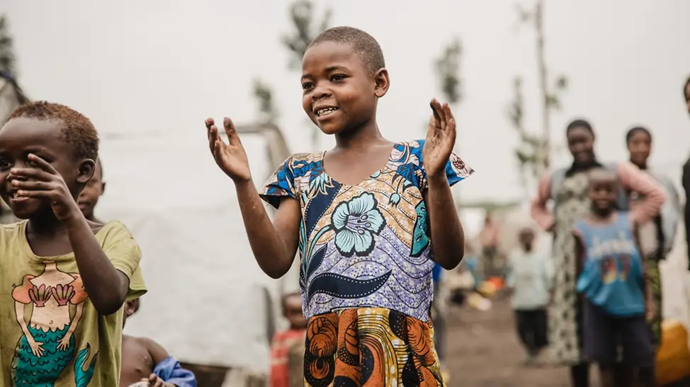 Gentille spielt mit ihren Freund*innen im Kazimba Camp für binnenvertriebene Familien in DRC. | © UNICEF/UNI510500/Benekire Gentille spielt mit ihren Freund*innen im Kazimba Camp für binnenvertriebene Familien in DRC.