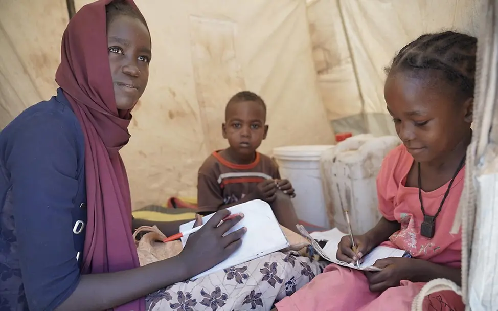 Sudan Hungersnot: Noura sitzt in einem Zelt eines Flüchtlingscamps