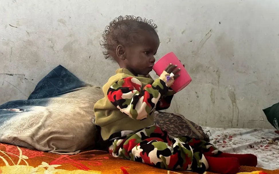 Sudan Hungersnot: Shimba trinkt therapeutische Milch