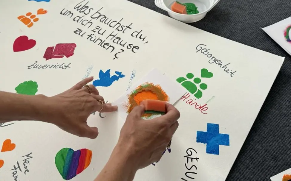 Kreativaktion zum Weltflüchtlingstag 2024: Mit bunten Motiven können die Besucher*innen ihre Gedanken zum Thema "Fühl dich zu Hause" gestalten. Mit bunten Motiven können die Besucher*innen ihre Gedanken zum Thema "Fühl dich zu Hause" gestalten.
