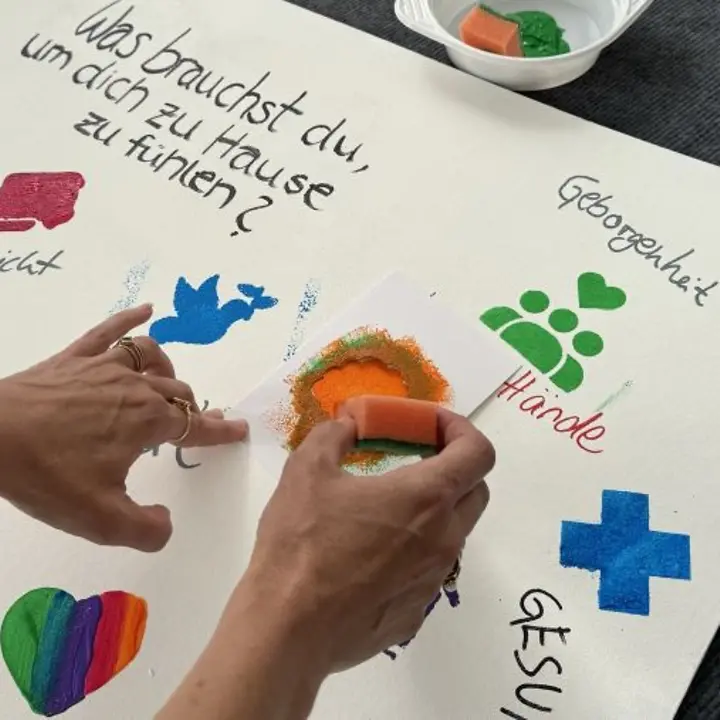 Kreativaktion zum Weltflüchtlingstag 2024: Mit bunten Motiven können die Besucher*innen ihre Gedanken zum Thema "Fühl dich zu Hause" gestalten. Mit bunten Motiven können die Besucher*innen ihre Gedanken zum Thema "Fühl dich zu Hause" gestalten.