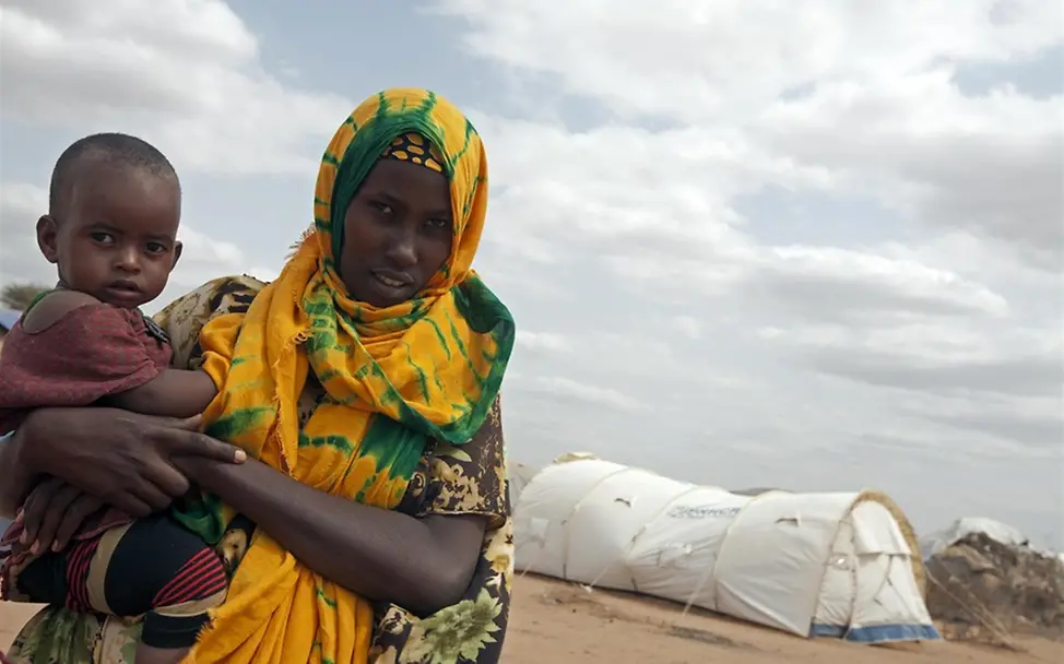 Eine Frau mit ihrem Kind im Flüchtlingslager Dagahaley. © UNICEF/NYHQ2011-0997/Holt Eine Frau mit ihrem Kind im Flüchtlingslager Dagahaley. © UNICEF/NYHQ2011-0997/Holt
